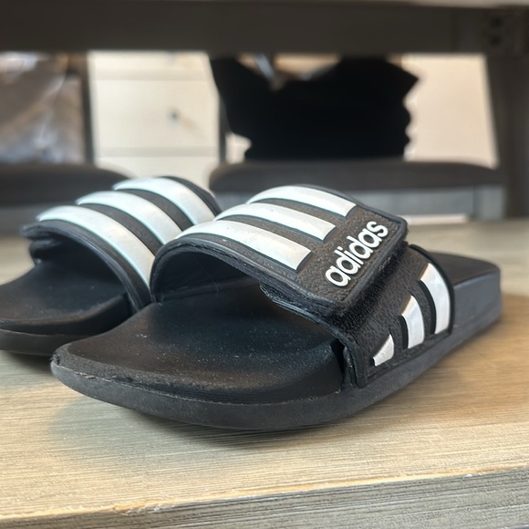 Kids adidas slides - Picture 2 of 4